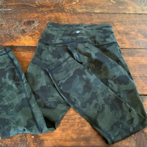 COPY - lululemon 7/8 leggings camo excellent condition - Picture 2 of 5